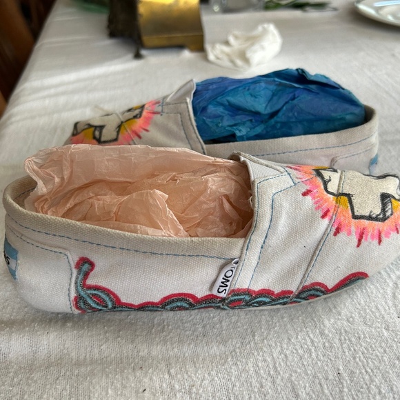 TOMS SHOES - Picture 4 of 8